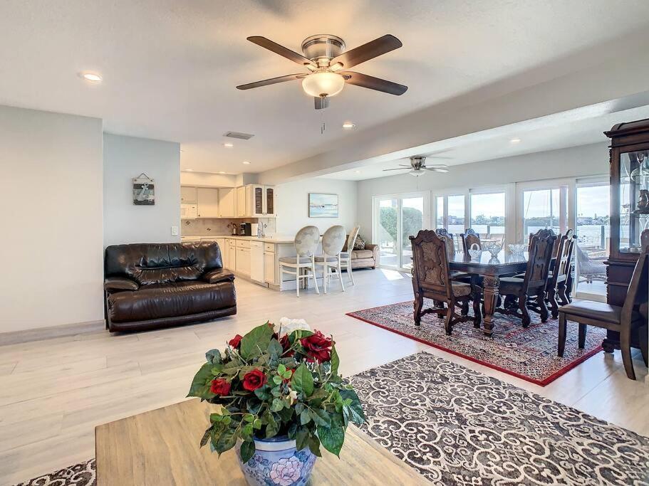Amazing Water Front View Home Newly Renovated 3Bd 2Bth Clearwater Beach Exterior photo
